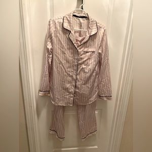 ⭐️bundle 3 for $25⭐️ “Gillian &Omalley” pajama set W sz M